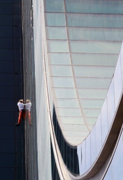 “Người nhện” Pháp thoát chết nhờ dây an toàn - 2 “Người nhện” Pháp thoát chết nhờ dây an toàn - 2