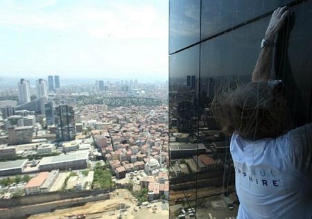 “Người nhện” Pháp thoát chết nhờ dây an toàn - 4 “Người nhện” Pháp thoát chết nhờ dây an toàn - 4