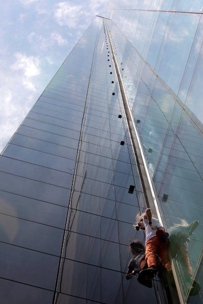 “Người nhện” Pháp thoát chết nhờ dây an toàn - 7 “Người nhện” Pháp thoát chết nhờ dây an toàn - 7