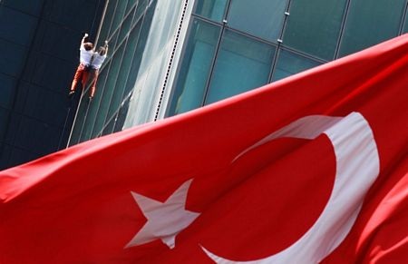 “Người nhện” Pháp thoát chết nhờ dây an toàn - 8 “Người nhện” Pháp thoát chết nhờ dây an toàn - 8