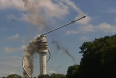 Tháp vô tuyến khổng lồ đổ sập sau vụ cháy - 1 Tháp vô tuyến khổng lồ đổ sập sau vụ cháy - 1