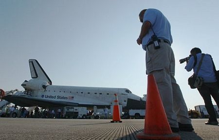 Atlantis trở về an toàn, NASA “chia tay” kỷ nguyên tàu con thoi - 7