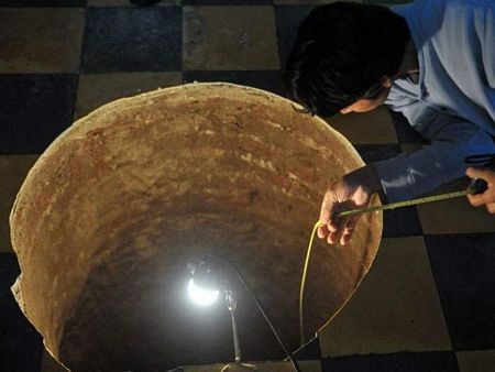 Tá hoả phát hiện “hố địa ngục” khổng lồ dưới gầm giường - 2