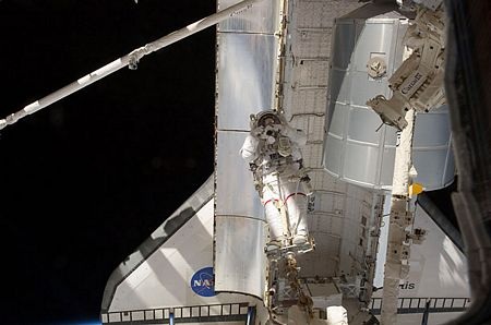 Cuộc đi bộ trong không gian cuối cùng của kỷ nguyên tàu con thoi - 2