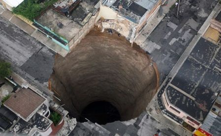 Tá hoả phát hiện “hố địa ngục” khổng lồ dưới gầm giường - 3