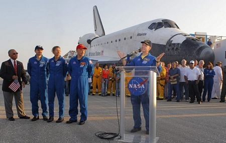 Atlantis trở về an toàn, NASA “chia tay” kỷ nguyên tàu con thoi - 13