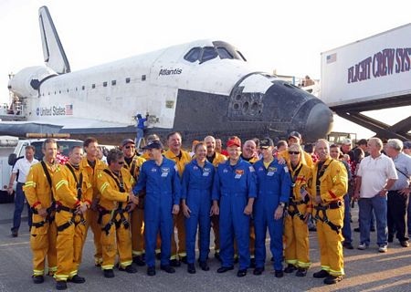Atlantis trở về an toàn, NASA “chia tay” kỷ nguyên tàu con thoi - 14