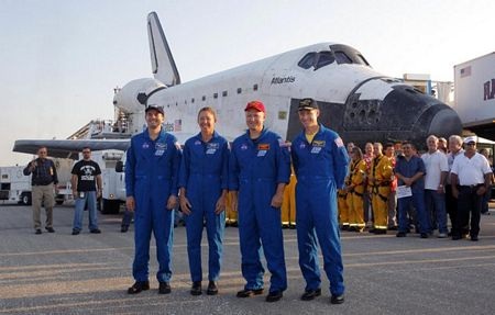 Atlantis trở về an toàn, NASA “chia tay” kỷ nguyên tàu con thoi - 12