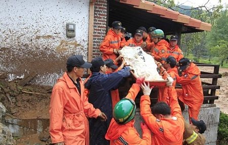 Lở đất kinh hoàng tại Hàn Quốc, 19 người chết - 5