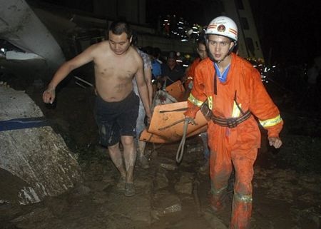 Tàu cao tốc Trung Quốc gặp tai nạn thảm khốc, 32 người chết - 9