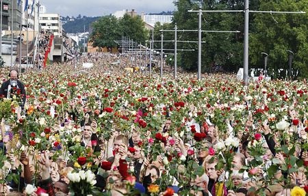 100.000 người tham gia “tuần hành hoa hồng” ở Na Uy - 1