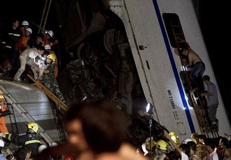 Tàu cao tốc Trung Quốc gặp tai nạn thảm khốc, 32 người chết - 6