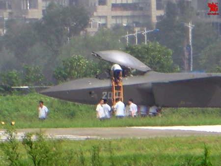 Máy bay tiêm kích tàng hình Trung Quốc bay lượn trên không - 13