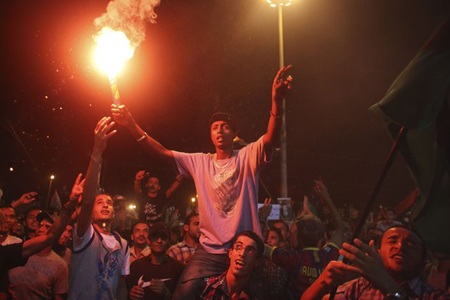 Libya: Phe nổi dậy kiểm soát thủ đô, bắt giữ 2 con trai Gadhafi - 1