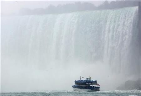 Nữ sinh Nhật bị ngã xuống thác Niagara nổi tiếng ở Bắc Mỹ - 1 Nữ sinh Nhật bị ngã xuống thác Niagara nổi tiếng ở Bắc Mỹ - 1