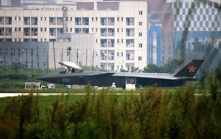 Máy bay tiêm kích tàng hình Trung Quốc bay lượn trên không - 9