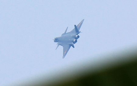 Máy bay tiêm kích tàng hình Trung Quốc bay lượn trên không - 1
