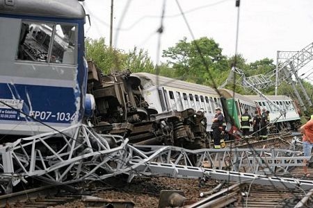 Ba Lan: Tàu trật bánh, ít nhất 41 người thương vong - 5 Ba Lan: Tàu trật bánh, ít nhất 41 người thương vong - 5