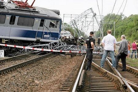 Ba Lan: Tàu trật bánh, ít nhất 41 người thương vong - 7 Ba Lan: Tàu trật bánh, ít nhất 41 người thương vong - 7