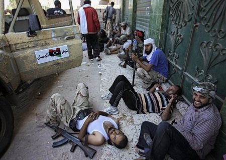 Phe nổi dậy Libya tiến vào thủ đô Tripoli - 14 Phe nổi dậy Libya tiến vào thủ đô Tripoli - 14