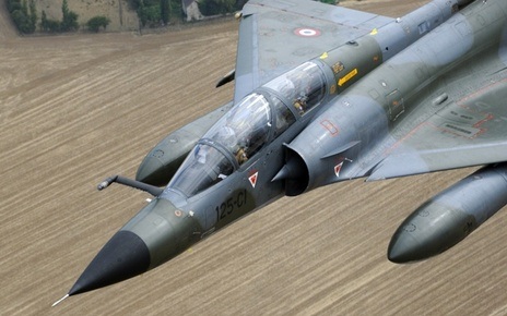 Máy bay NATO đụng nhau giữa trời - 1