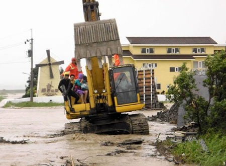 Bão Nanmadol tấn công Đài Loan sau khi tàn phá Philippines - 1