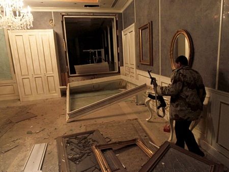 Cảnh đổ nát, hoang tàn bên trong “đại bản doanh” của Gadhafi - 7