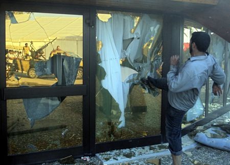 Cảnh đổ nát, hoang tàn bên trong “đại bản doanh” của Gadhafi - 8