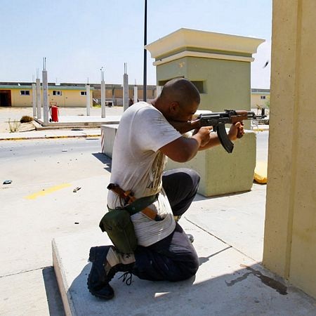 Cảnh đổ nát, hoang tàn bên trong “đại bản doanh” của Gadhafi - 15