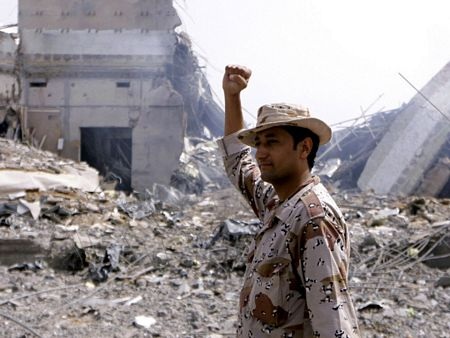 Cảnh đổ nát, hoang tàn bên trong “đại bản doanh” của Gadhafi - 16