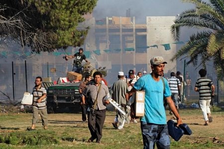 Cảnh đổ nát, hoang tàn bên trong “đại bản doanh” của Gadhafi - 19