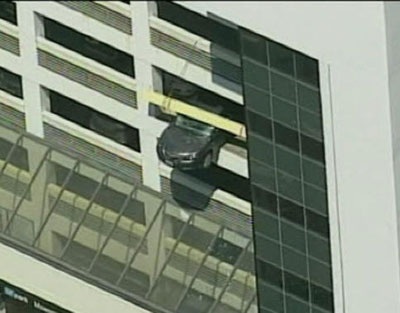 Xe đâm xuyên tường, lơ lửng trên tầng 4 - 1