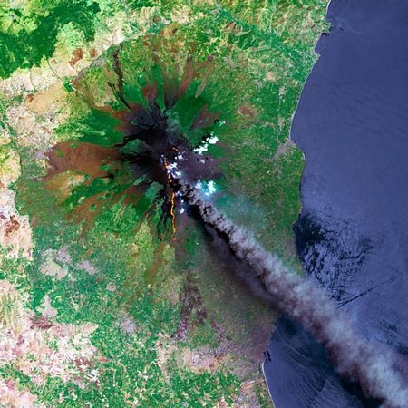 Ấn tượng ảnh núi lửa phun trào nhìn từ vũ trụ - 13