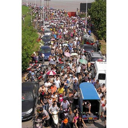 Kéo nhau xem thuỷ triều lớn trên sông Tiền Đường - 1