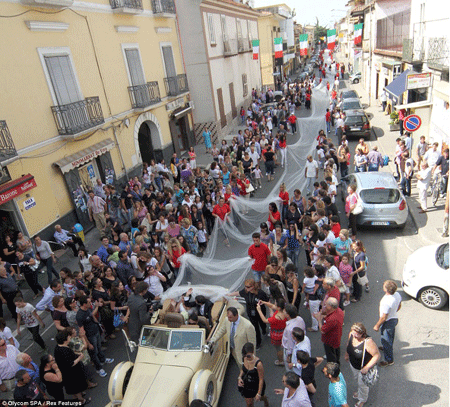 Choáng với chiếc váy cưới dài chưa từng có - 1