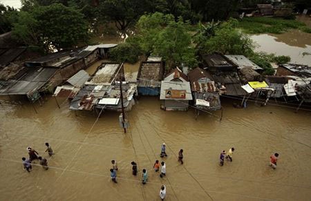 Dân châu Á khốn khổ vì lũ lụt - 1