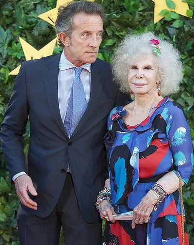 Nữ công tước gặp bê bối ảnh nude trước đám cưới - 1