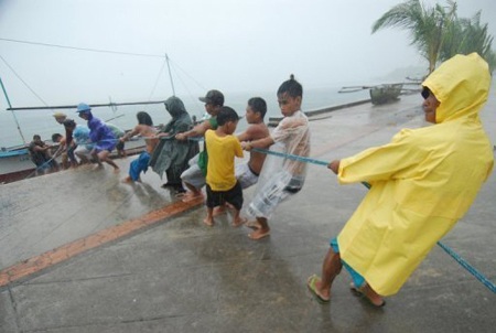 Bão Nesat tấn công Philippines, 100.000 người sơ tán - 3 Bão Nesat tấn công Philippines, 100.000 người sơ tán - 3