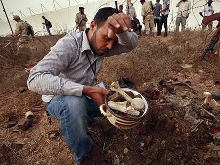 Libya phát hiện ngôi mộ tập thể chôn 1.270 thi thể - 3 Libya phát hiện ngôi mộ tập thể chôn 1.270 thi thể - 3