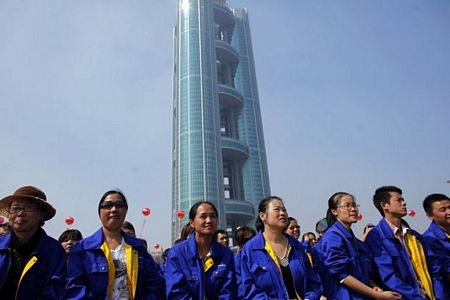 Làng giàu nhất Trung Quốc khánh thành khách sạn chọc trời - 3