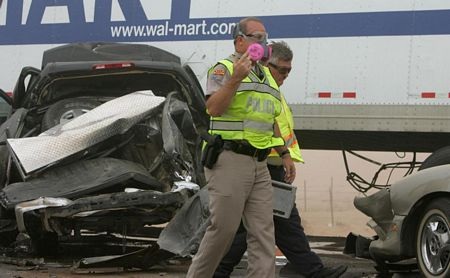 Ôtô đâm liên hoàn do bão cát ở Mỹ - 10