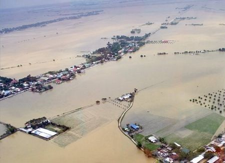 55 người chết vì 2 cơn bão, nhiều người bị mắc kẹt trên mái nhà - 2