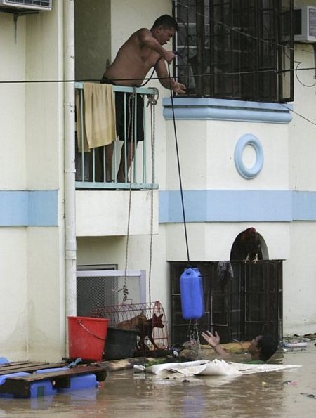 55 người chết vì 2 cơn bão, nhiều người bị mắc kẹt trên mái nhà - 12