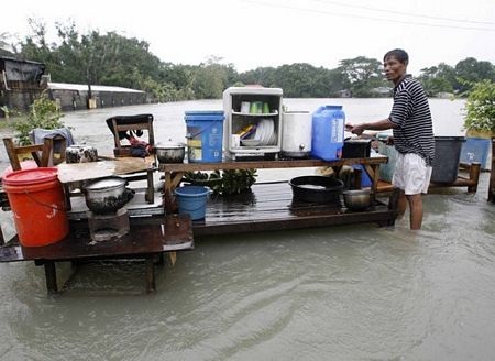 55 người chết vì 2 cơn bão, nhiều người bị mắc kẹt trên mái nhà - 16