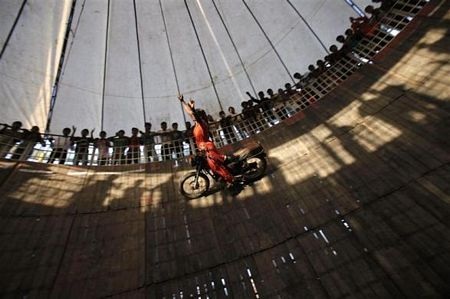 Những màn trình diễn ly kỳ dưới “Giếng Tử thần” - 9