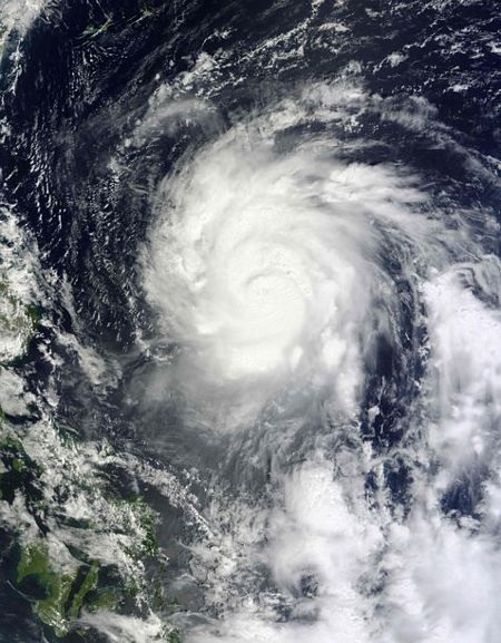 55 người chết vì 2 cơn bão, nhiều người bị mắc kẹt trên mái nhà - 1