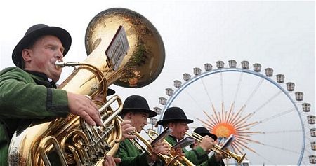 Tưng bừng lễ hội bia lớn nhất thế giới - 13