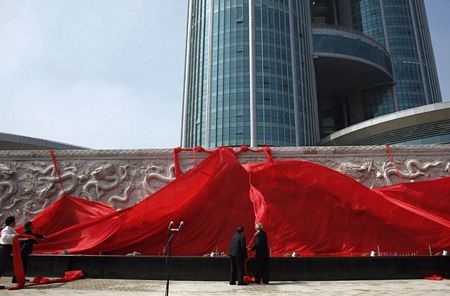 Làng giàu nhất Trung Quốc khánh thành khách sạn chọc trời - 4