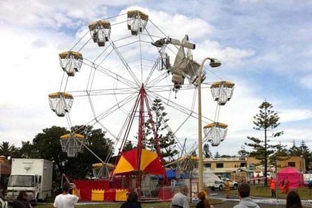 Máy bay đâm trúng vòng đu quay, 4 người bị mắc kẹt - 1