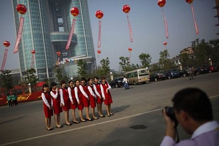 Làng giàu nhất Trung Quốc khánh thành khách sạn chọc trời - 8